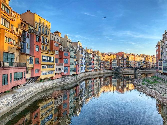 Promenera längs Onyar-floden i Girona