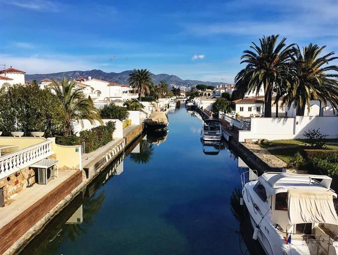 Discover the luxury city of Empuriabrava with its canals