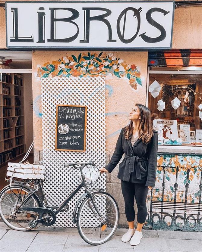 Femme devant une librairie dans le Barrio of Malasaña, Madrid