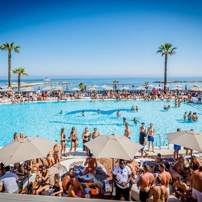 Poolparty på Ocean Beach, Marbella