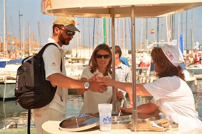 The King and Queen of Spain drinking horchata - Mon Orxata