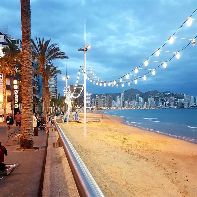 Levante-strandens promenad är ett bra partyställe