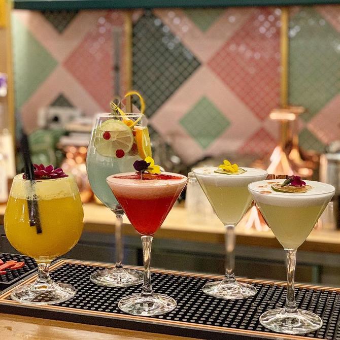 Färgglada cocktails finns på baren Kaikaya