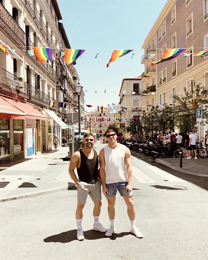 Bairro de Chueca para vida noturna gay em Madrid