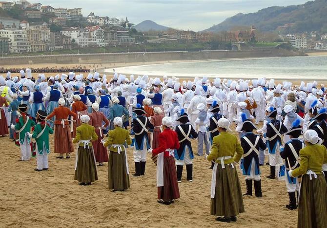 Fejring af Tamborrada på stranden i San Sebastián