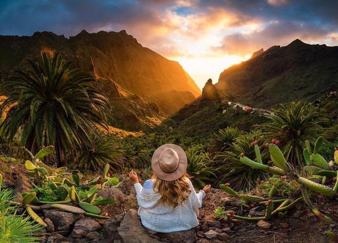 Pige nyder solnedgangen ved Masca på Tenerife