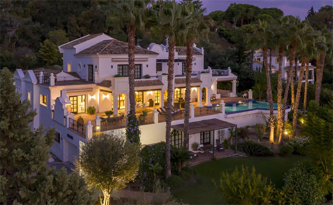 Ett stort vitkalkat lyxhus med pool i Marbella