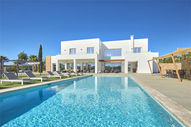 Lyxig vitmålad villa med pool på Ibiza