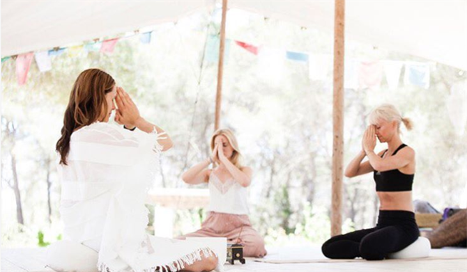 Tre kvinnor utövar Yoga på Ibiza
