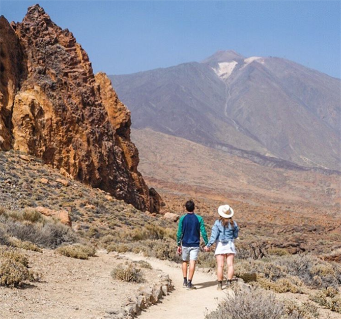 Ett kärlekspar på vandring i nationalparken El Teide