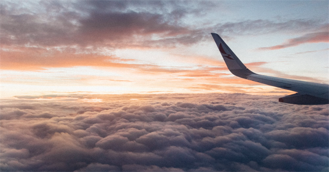 Utsikt från ett flygplansfönster.