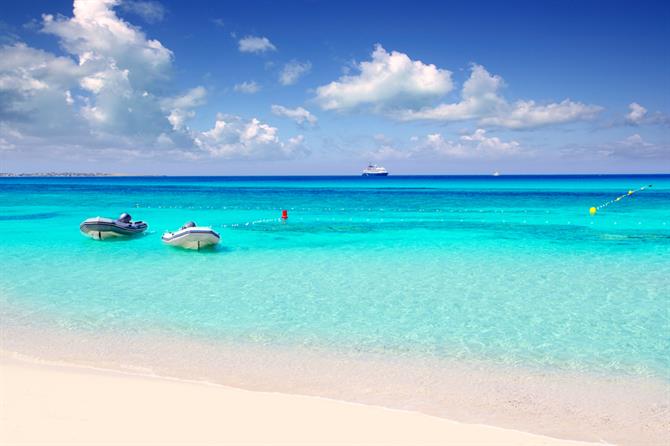 Areal rosa e águas turquesa na praia Ses Illetas, Formentera