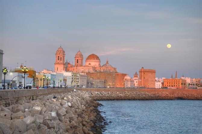 Cadiz, il lungomare e la Cattedrale