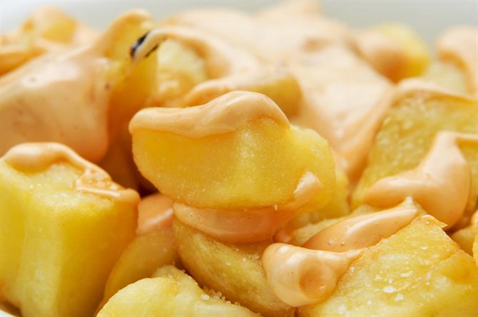 Patatas bravas - Pommes de terre avec une sauce piquante (Espagne)