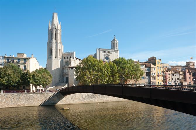Pont de Sant Feliu and Sant Feliu church. Girona