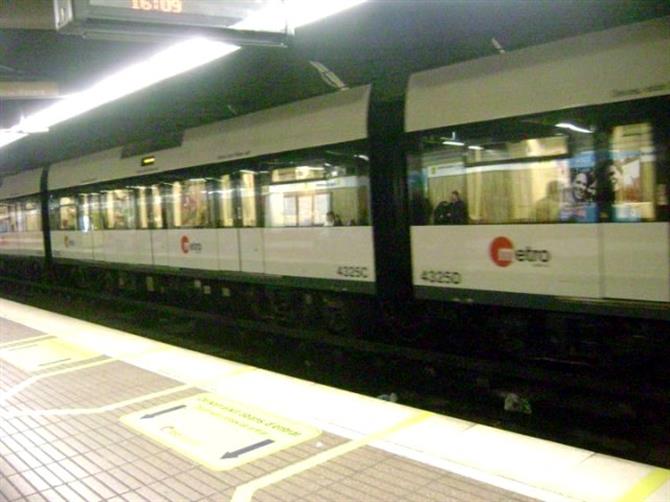 Valencia Metro angel guimera station