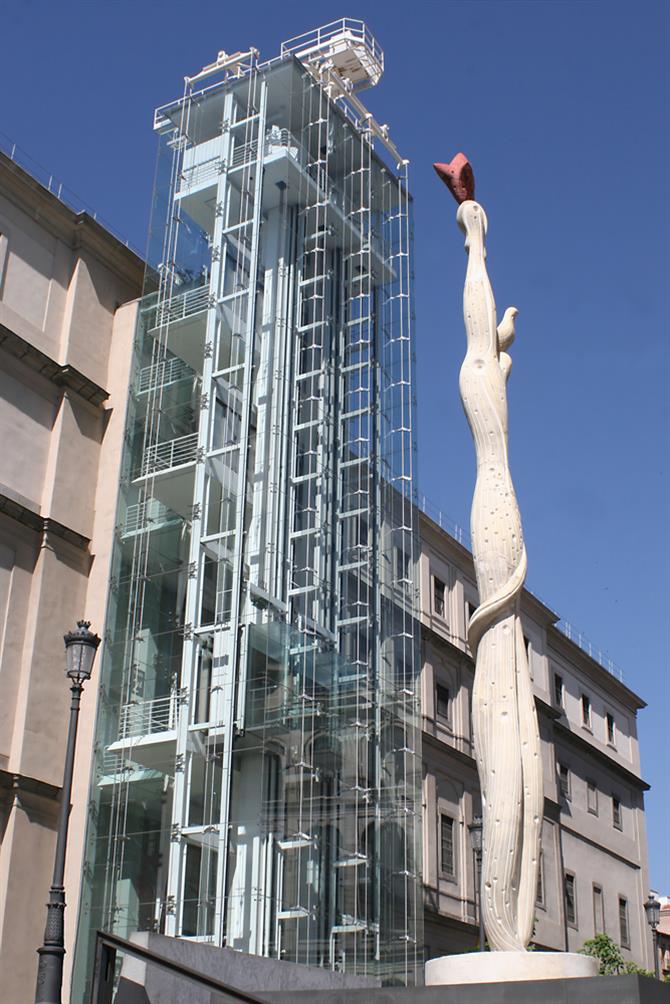  Reina Sofia in Madrid with Miro statu