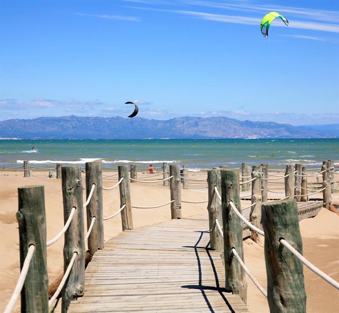 Playa de Riumar är perfekt för kite- och vanlig surf