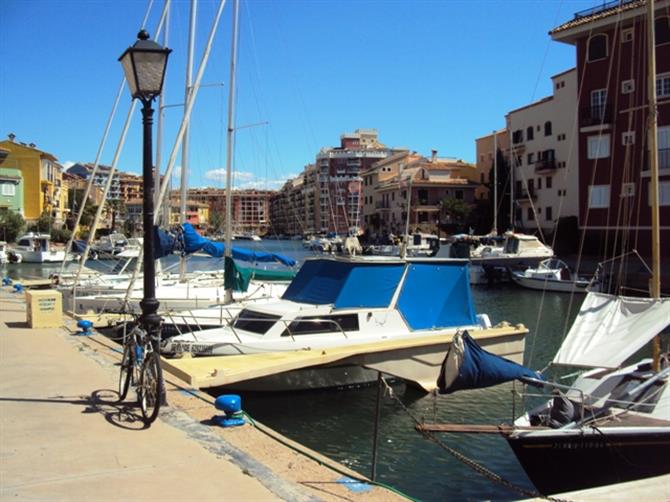 Sykkel på havnen i Port Saplaya