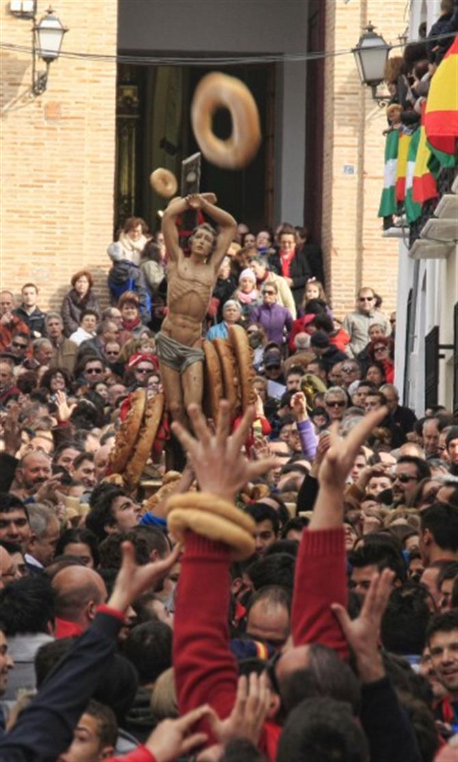 Dieser Heilige ist nicht etwa Jesus Christus, sondern heißt San Sebastian. Ihm zu Ehren wird Brot aus dem Fenster geworfen.