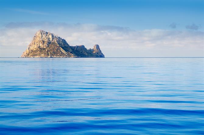Ibiza ist für viele eine Zen-Insel. Blick auf den magischen Felsen Es Vedra