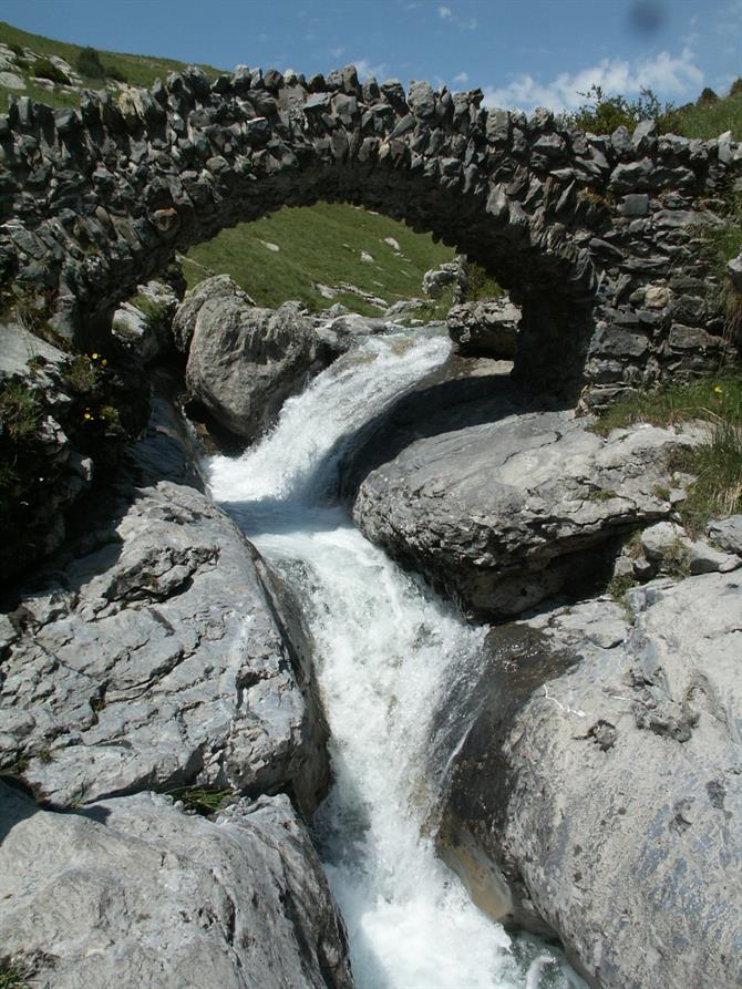 Mittelalterliche Steinbrücke im Hochland