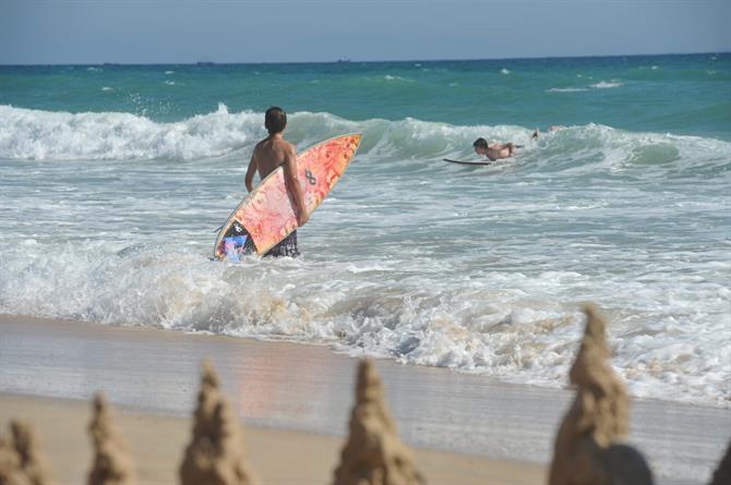 barnen surfar och har roligt i playa de Atlanterra