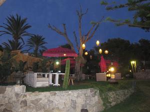 Jardin chill out del restaurante Varadero en Atlanterra, Zahara