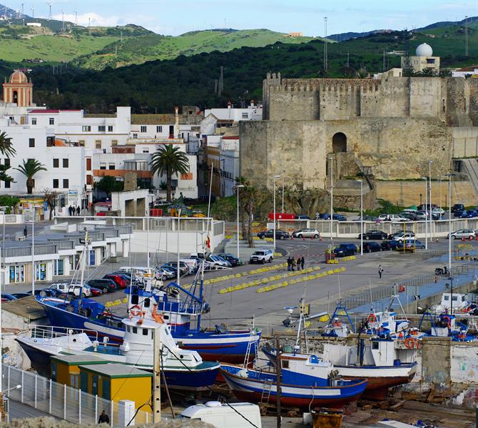 Festung und Hafenszene in Tarifa, Andalusien