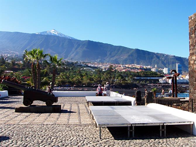 En snedekket Mount Teide sett fra Playa Jardin, Tenerife