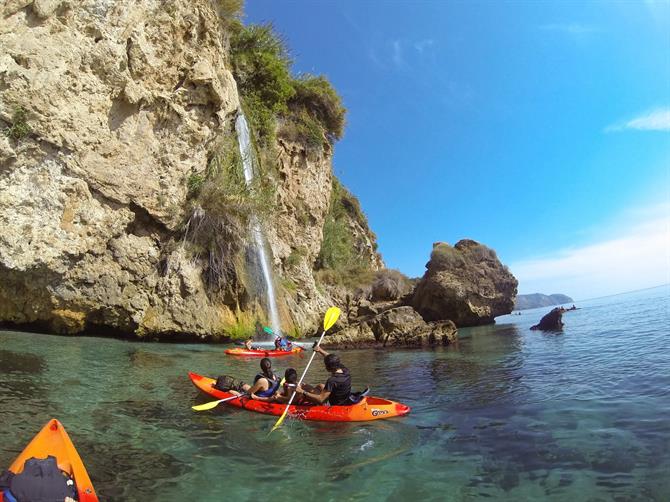 In kayak a Burriana (Nerja) - Cascadas de la doncella