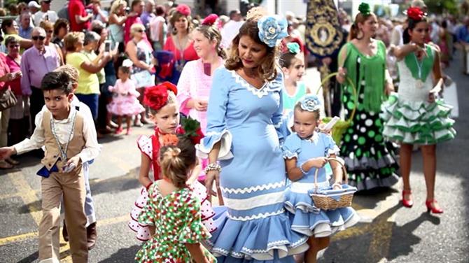 Femmes et enfants habillés de flamenco - Fuengirola, Malaga (Espagne)