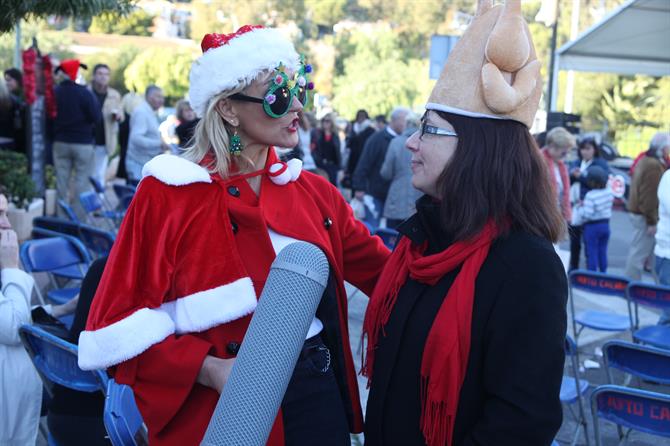 Weihnachten unter Ausländern auf Mallorca mit einer Weihnachtsfrau