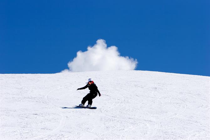 Snowboarding dans la Sierra Nevada, Andalousie (Espagne)