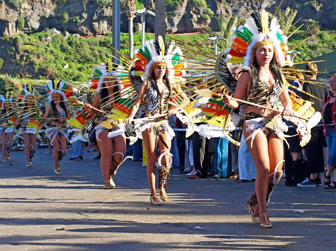 Tanzgruppe beim Karnevalsumzug auf Teneriffa