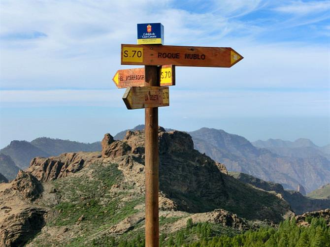 Roque Nublo signpost