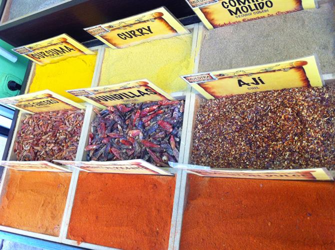 Fargerike krydderier ved Granadas Katedral i Spania