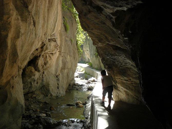 Caminando a través de la cueva Granada