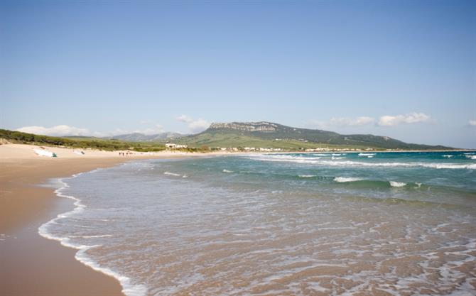 Ondas e areal na Playa de Bolonia em Cádis