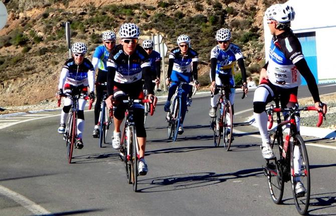 Professionelle Radsportler trainieren im Team in Almeria