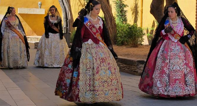 Femmes valenciennes vêtues du costume traditionnel - Las Fallas, Valence - Costa de Valencia (Espagne)