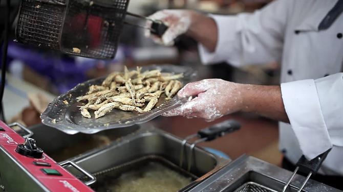 Frying boquerones, Malaga