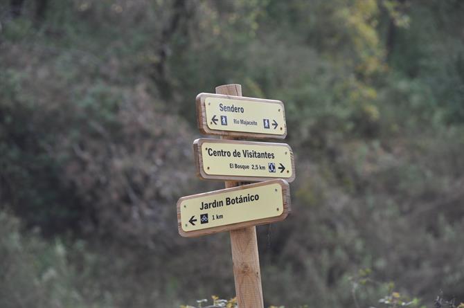 Señales de senderos por el río Majaceite, Sierra de Grazalema