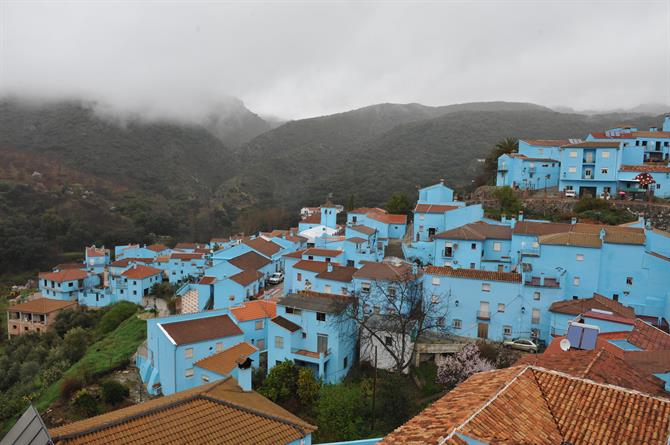 Júzcar - Blick auf das blaue Dorf der Schlümpfe