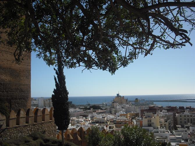 Blick von der Alcazaba über Almeria und den Hafen