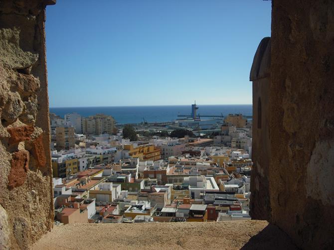 Blick auf Almeria und Hafen von der Alcazaba aus