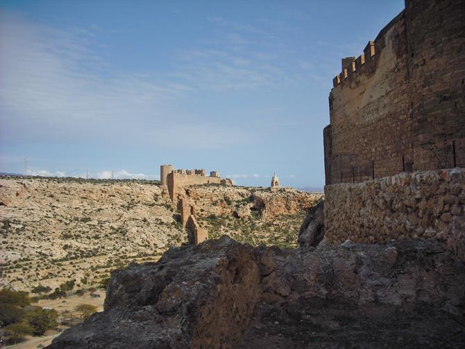 Mauer von Jairan - führt von der Alcazaba auf den nächsten Berg