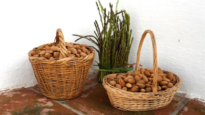 Canastos de almendras y espárragos trigueros