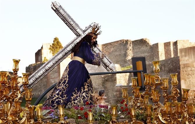 Zu den Feierlichkeiten der Karwoche werden tonnenschwere Holzfiguren durch die Straβen getragen.