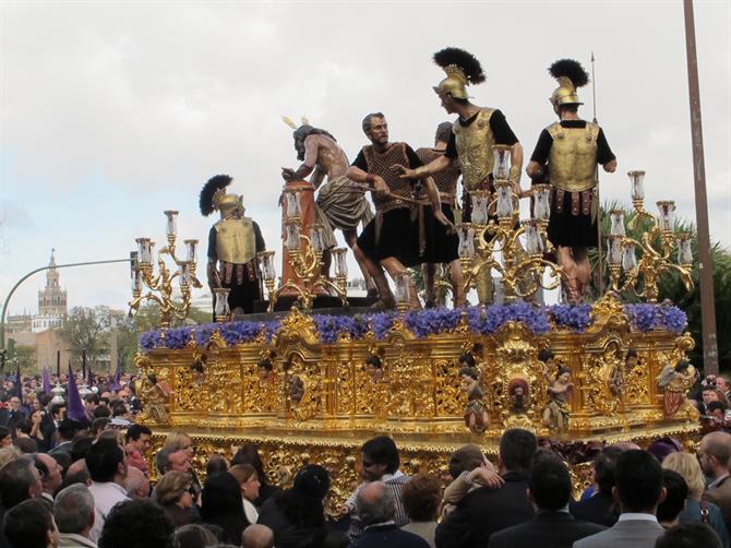 Misterio paso under påskprocession i Sevilla